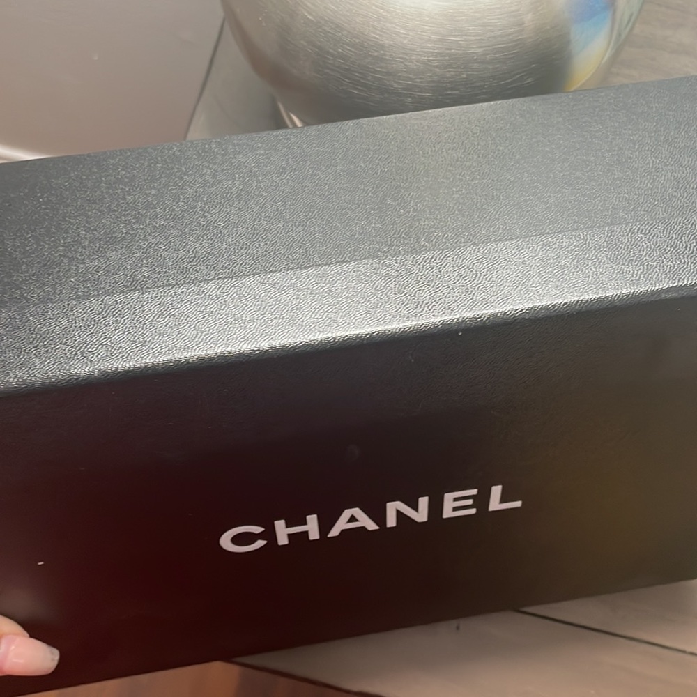 Chanel box - Picture 2 of 2